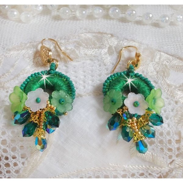 BO Green Iris bestickt mit smaragdgr&uuml;ner DMC-Baumwolle und Swarovski-Kristalltropfen