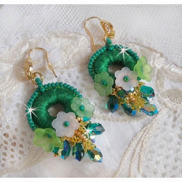 BO Green Iris bestickt mit smaragdgr&uuml;ner DMC-Baumwolle und Swarovski-Kristalltropfen