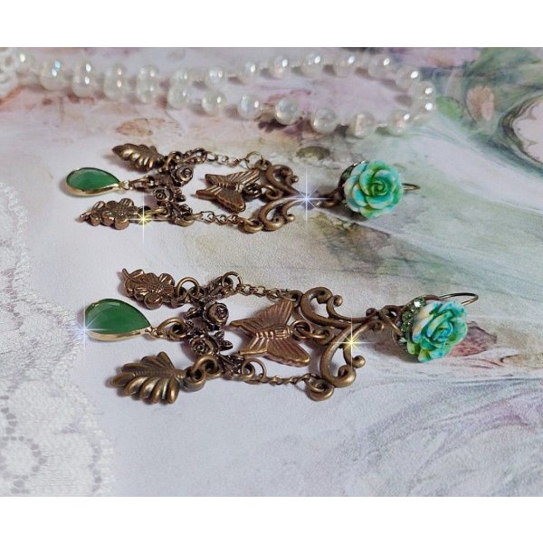 BO Green Palace kreiert mit Kristallen, Charms Bettelarmb&auml;ndern, Stempeln, rosafarbenen Harzcabochons und facettierten Glasanh&auml;ngern