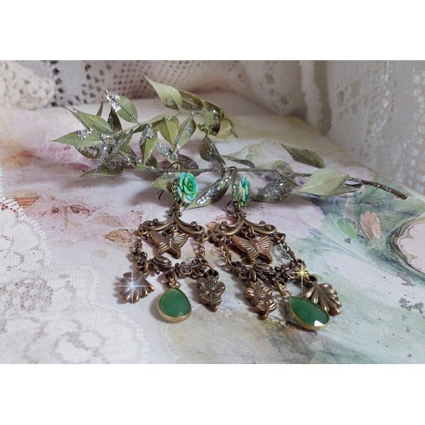 BO Green Palace kreiert mit Kristallen, Charms Bettelarmb&auml;ndern, Stempeln, rosafarbenen Harzcabochons und facettierten Glasanh&auml;ngern