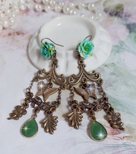 BO Green Palace kreiert mit Kristallen, Charms Bettelarmb&auml;ndern, Stempeln, rosafarbenen Harzcabochons und facettierten Glasanh&auml;ngern