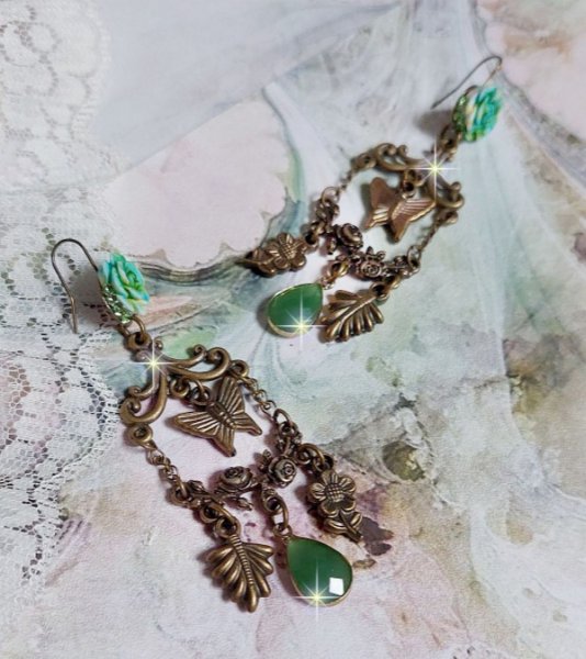 BO Green Palace kreiert mit Kristallen, Charms Bettelarmb&auml;ndern, Stempeln, rosafarbenen Harzcabochons und facettierten Glasanh&auml;ngern