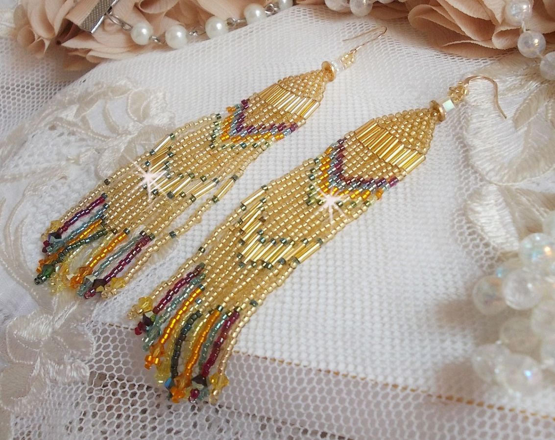 BO Happy Summer kreiert mit Miyuki Delicate Rocailles, Röhren und Kristallen in PureCrystal mit Haken in 14 Karat Gold Filled