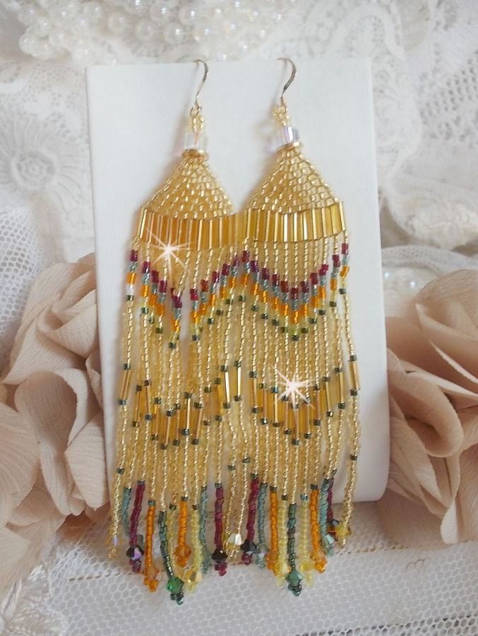BO Happy Summer kreiert mit Miyuki Delicate Rocailles, Röhren und Kristallen in PureCrystal mit Haken in 14 Karat Gold Filled