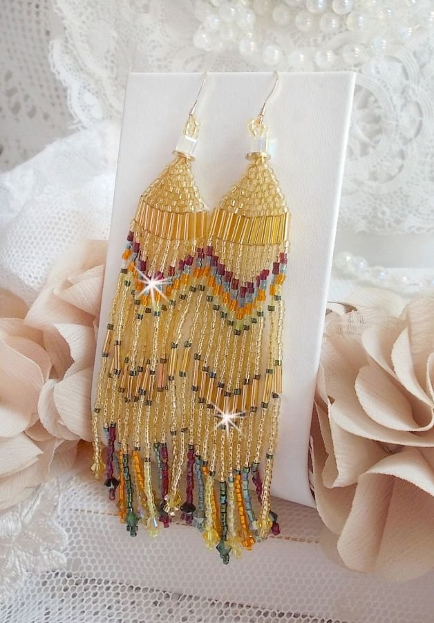 BO Happy Summer kreiert mit Miyuki Delicate Rocailles, Röhren und Kristallen in PureCrystal mit Haken in 14 Karat Gold Filled