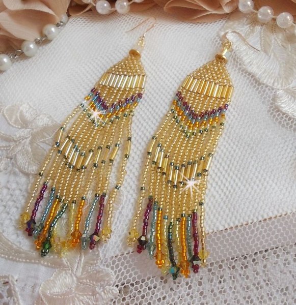 BO Happy Summer kreiert mit Miyuki Delicate Rocailles, R&ouml;hren und Kristallen in PureCrystal mit Haken in 14 Karat Gold Filled