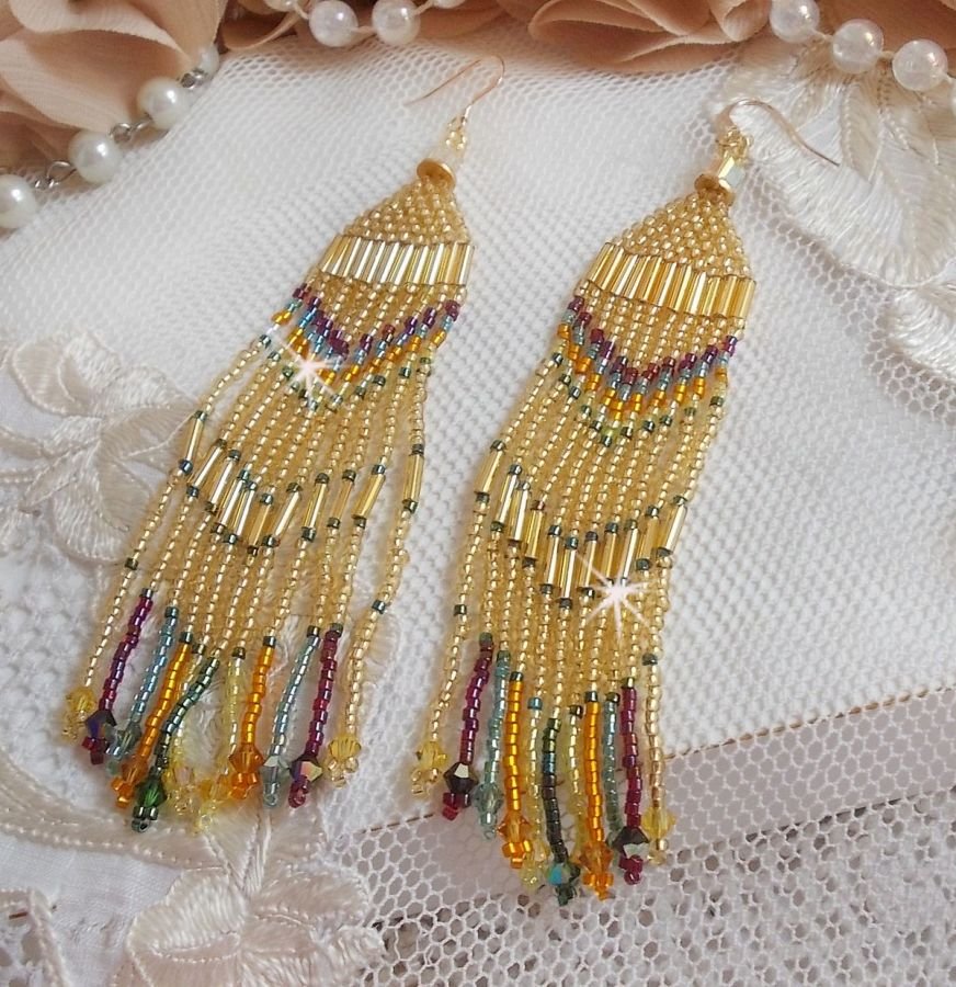 BO Happy Summer kreiert mit Miyuki Delicate Rocailles, Röhren und Kristallen in PureCrystal mit Haken in 14 Karat Gold Filled
