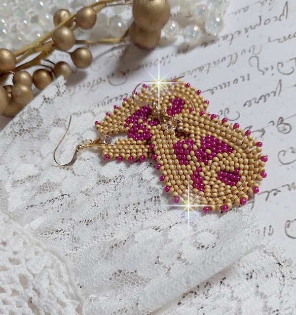 BO Holidays aux teintes colorées de Beige et Fuchsia inspirées des belles vacances. Montées avec des rocailles en Verre sur supports de boucles gouttes, cristaux et crochets Gold Filled 14 carats