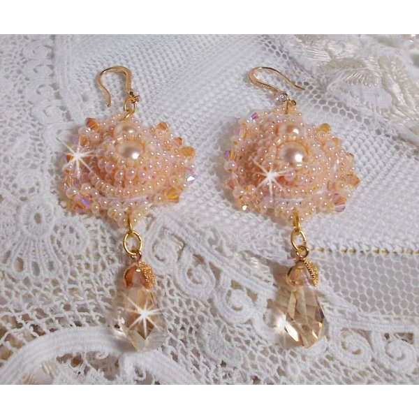 BO Idylle Beauty bestickt mit Swarovski-Kristallen, vergoldeten Accessoires und Rocailles