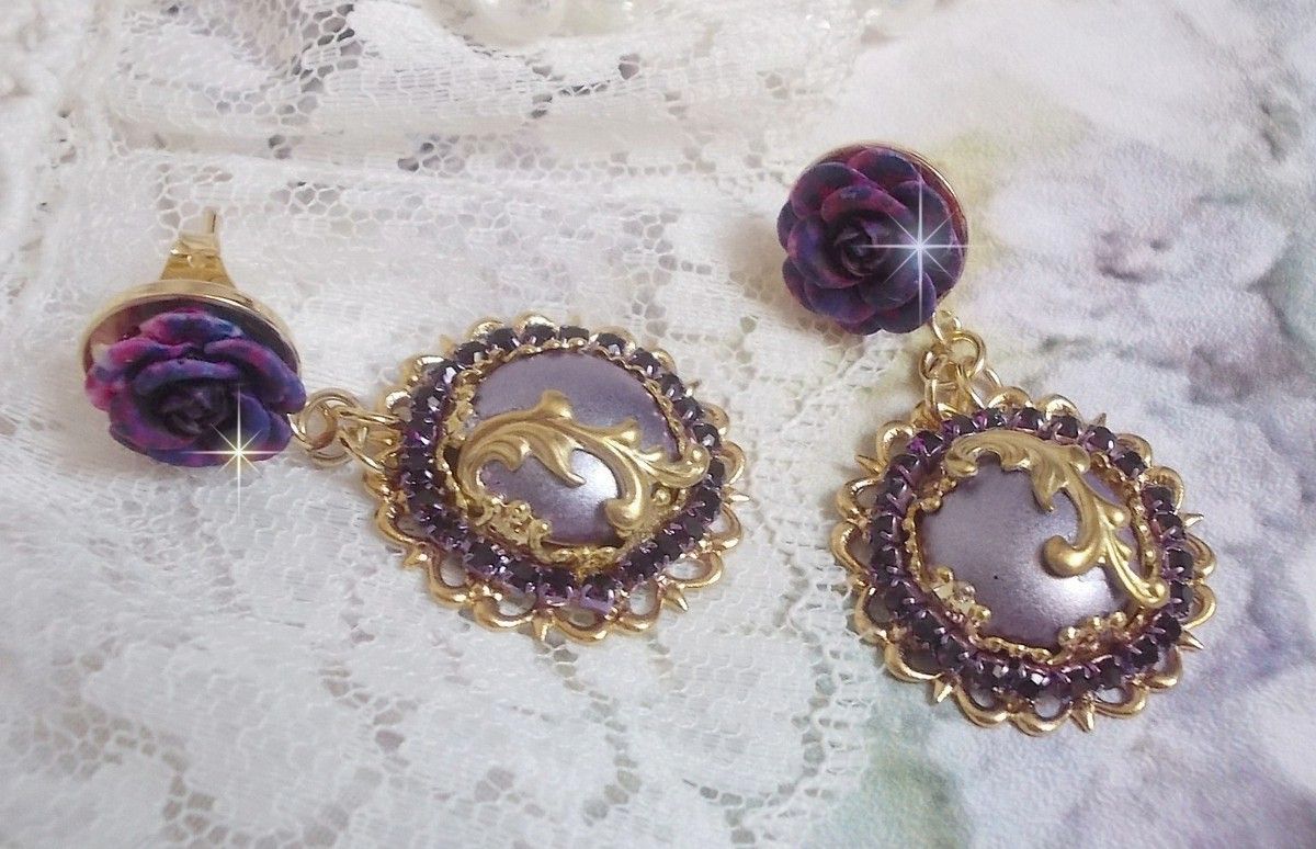 BO Illusions Merveilleuses créées avec des cabochons mauve en verre, des entretoises dorées et strassées de couleur Améthyste, estampes filigranées, clous d'oreilles dorées