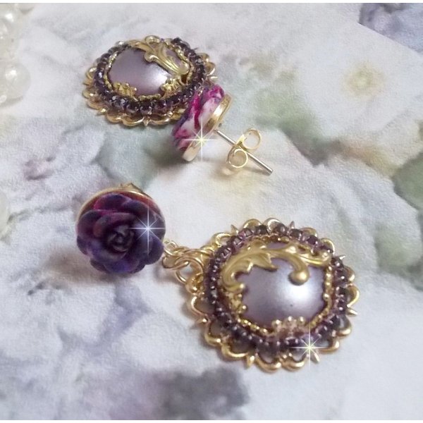 BO Illusions Merveilleuses cr&eacute;&eacute;es avec des cabochons mauve en verre, des entretoises dor&eacute;es et strass&eacute;es de couleur Am&eacute;thyste, estampes filigran&eacute;es, clous d'oreilles dor&eacute;es