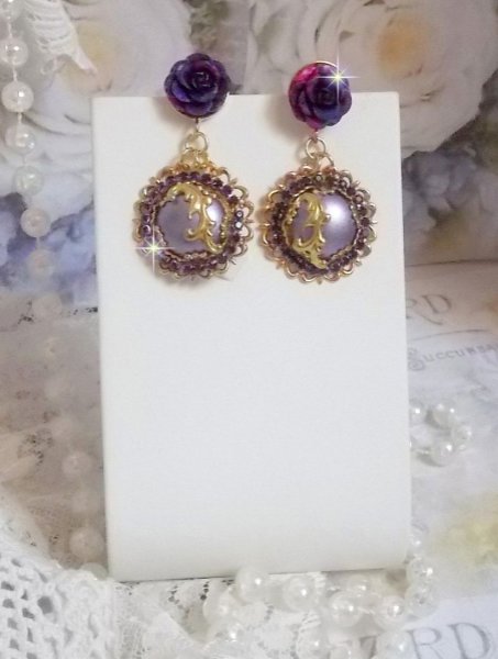 BO Illusions Merveilleuses cr&eacute;&eacute;es avec des cabochons mauve en verre, des entretoises dor&eacute;es et strass&eacute;es de couleur Am&eacute;thyste, estampes filigran&eacute;es, clous d'oreilles dor&eacute;es