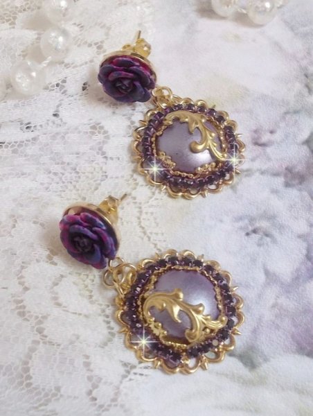 BO Illusions Merveilleuses cr&eacute;&eacute;es avec des cabochons mauve en verre, des entretoises dor&eacute;es et strass&eacute;es de couleur Am&eacute;thyste, estampes filigran&eacute;es, clous d'oreilles dor&eacute;es