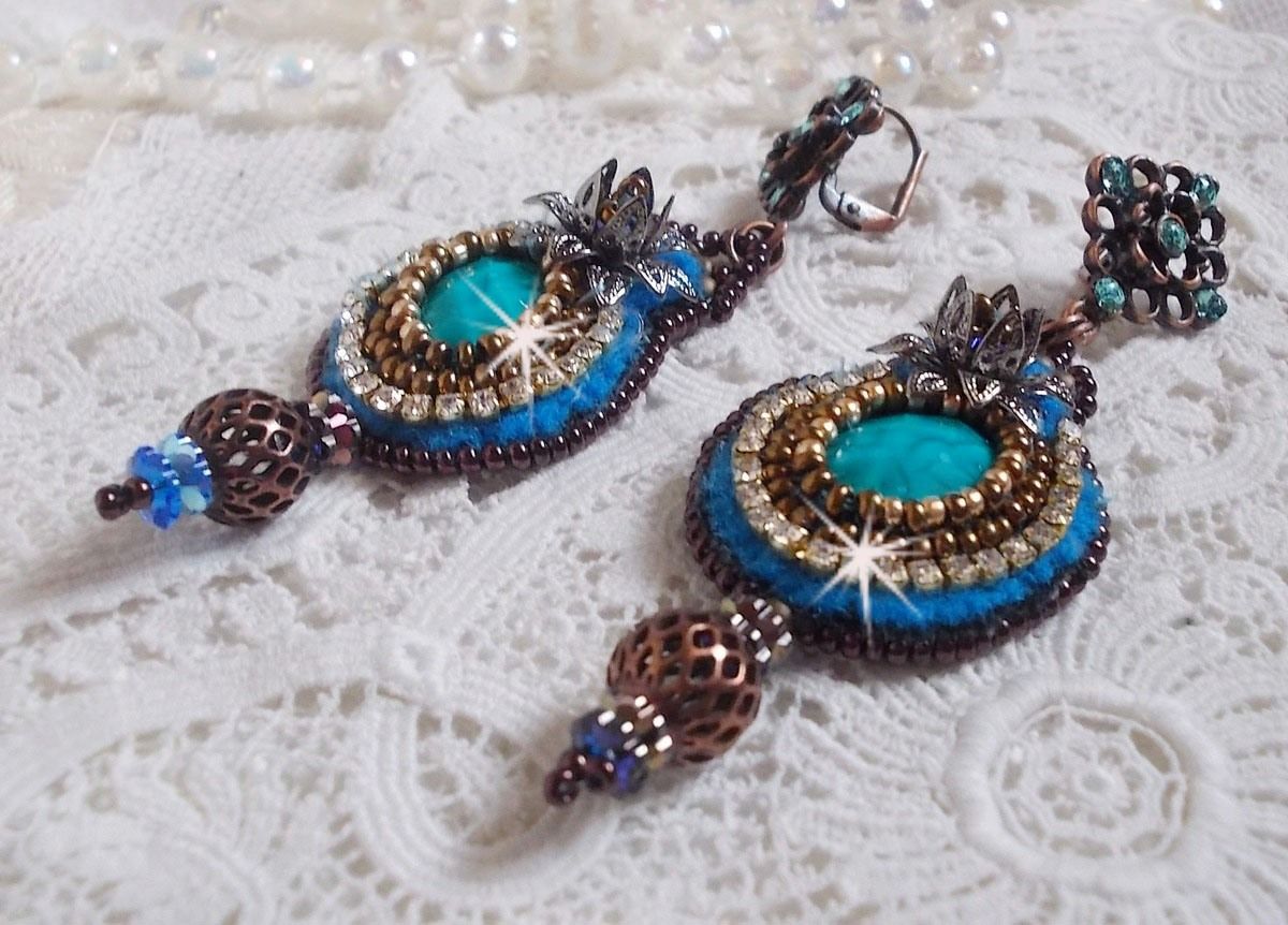 BO Ilycia Charming bestickt mit zwei facettierten Cabochons in Türkis-Grün und Swarovski-Kristallen