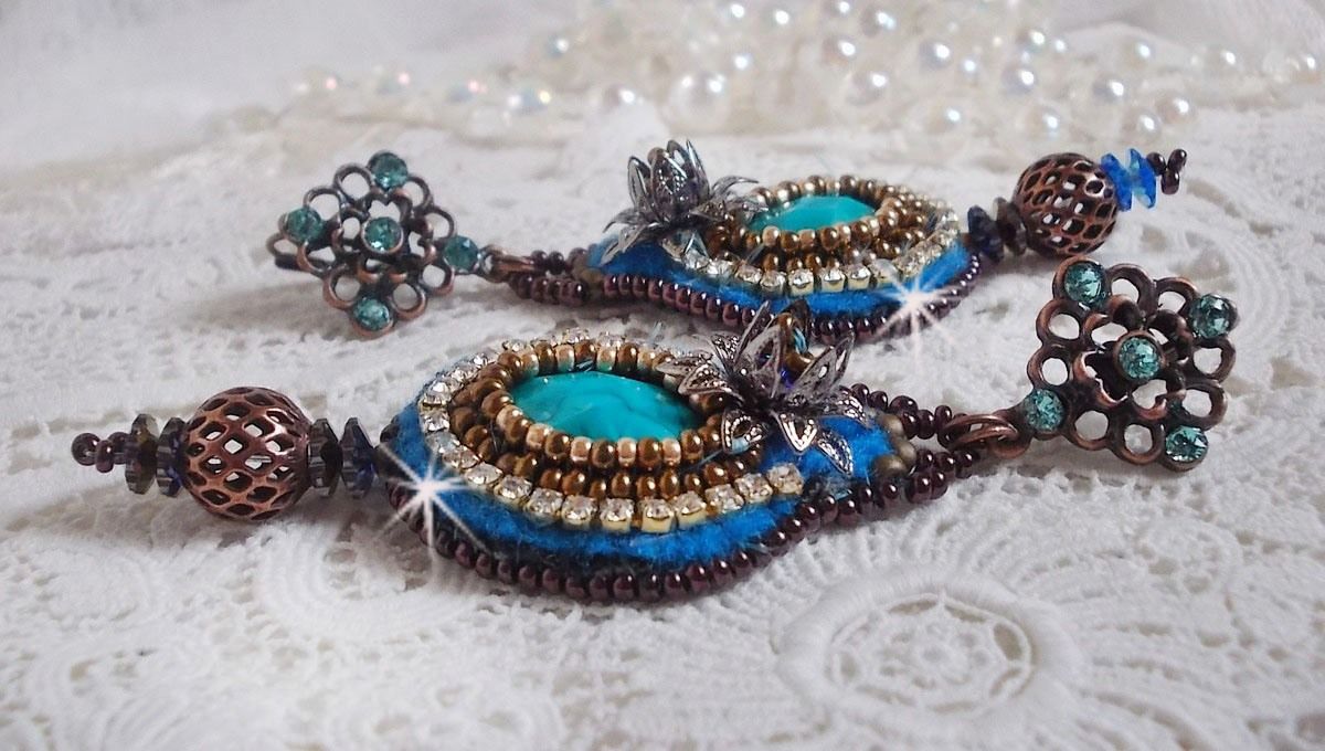 BO Ilycia Charming bestickt mit zwei facettierten Cabochons in Türkis-Grün und Swarovski-Kristallen