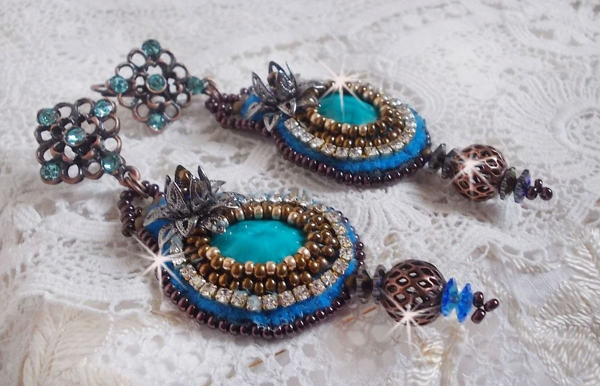 BO Ilycia Charming bestickt mit zwei facettierten Cabochons in Türkis-Grün und Swarovski-Kristallen