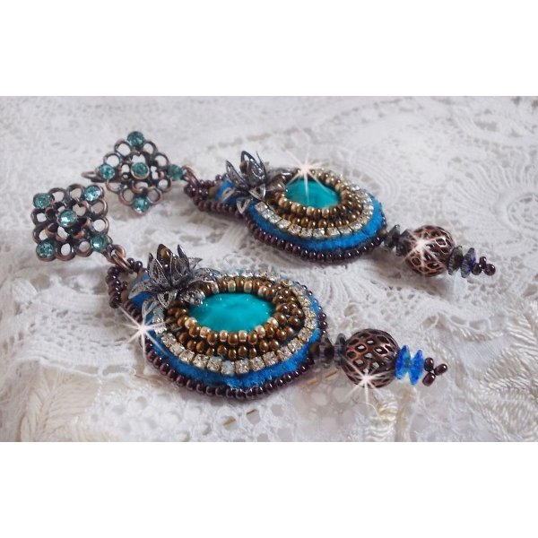 BO Ilycia Charming bestickt mit zwei facettierten Cabochons in Türkis-Grün und Swarovski-Kristallen