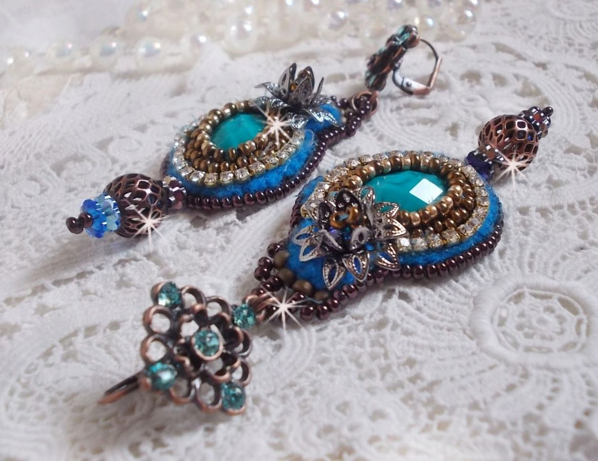 BO Ilycia Charming bestickt mit zwei facettierten Cabochons in Türkis-Grün und Swarovski-Kristallen