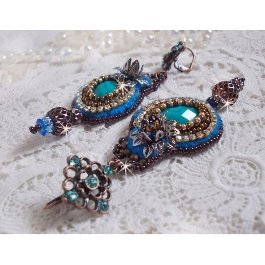 BO Ilycia Charming bestickt mit zwei facettierten Cabochons in Türkis-Grün und Swarovski-Kristallen