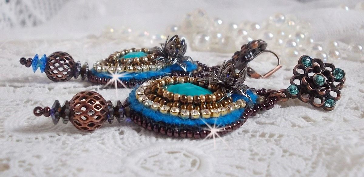 BO Ilycia Charming bestickt mit zwei facettierten Cabochons in Türkis-Grün und Swarovski-Kristallen