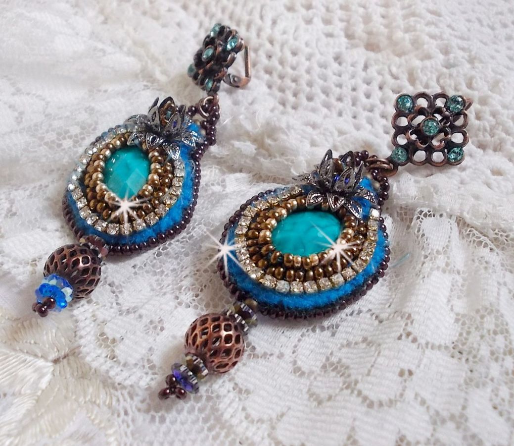 BO Ilycia Charming bestickt mit zwei facettierten Cabochons in Türkis-Grün und Swarovski-Kristallen