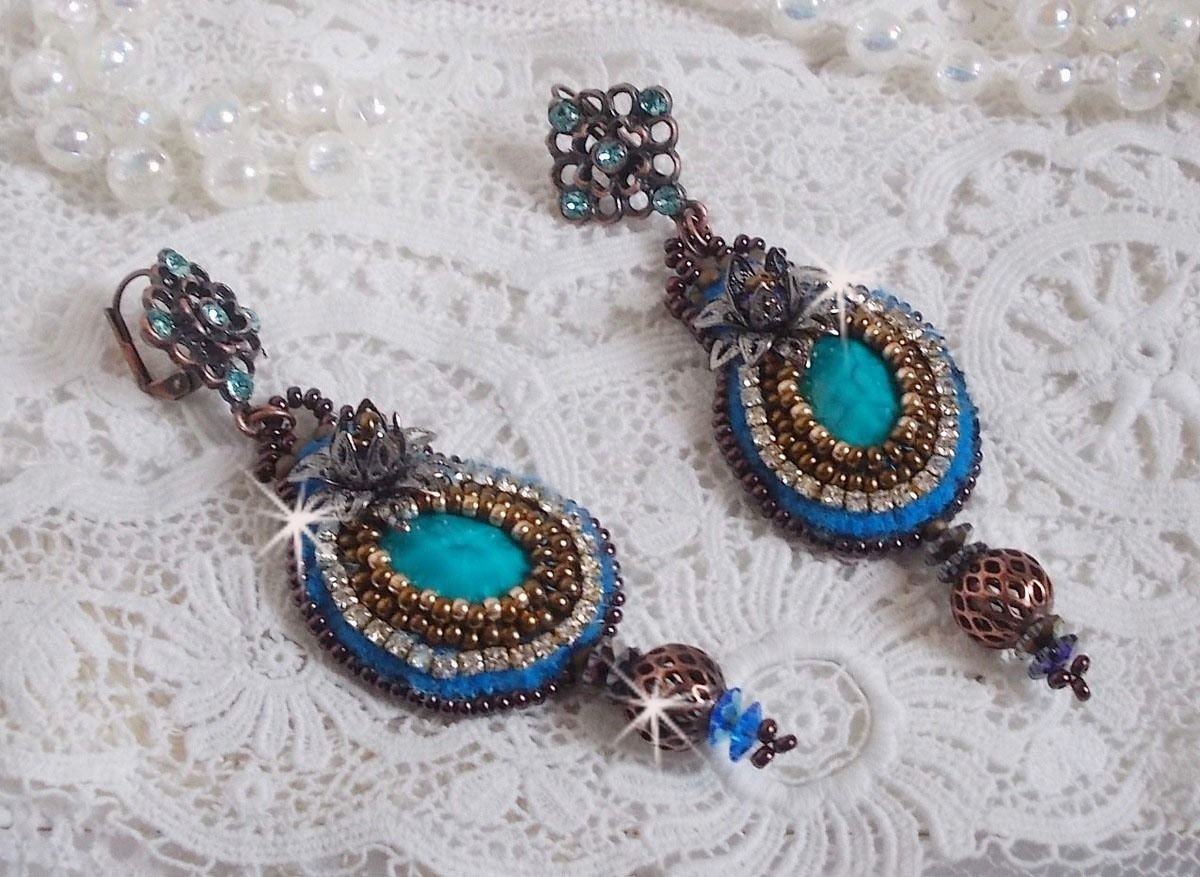 BO Ilycia Charming bestickt mit zwei facettierten Cabochons in Türkis-Grün und Swarovski-Kristallen
