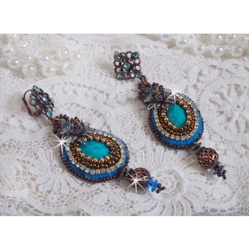 BO Ilycia Charming bestickt mit zwei facettierten Cabochons in Türkis-Grün und Swarovski-Kristallen