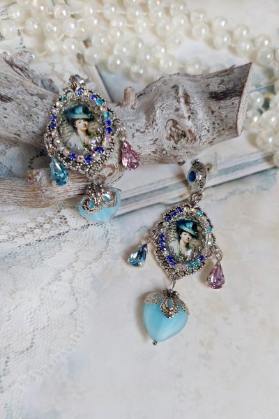 BO Infiniment Bleut&eacute; cr&eacute;&eacute;es avec cabochons verres, perles facett&eacute;es et perles Cristal Swarovski.