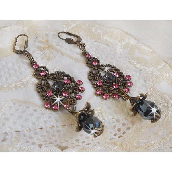 BO Irr&eacute;sistible Love Collection mit Swarovski-Kristallen auf filigranen bronzefarbenen Kronleuchtern montiert