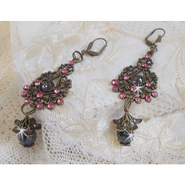 BO Irr&eacute;sistible Love Collection mit Swarovski-Kristallen auf filigranen bronzefarbenen Kronleuchtern montiert