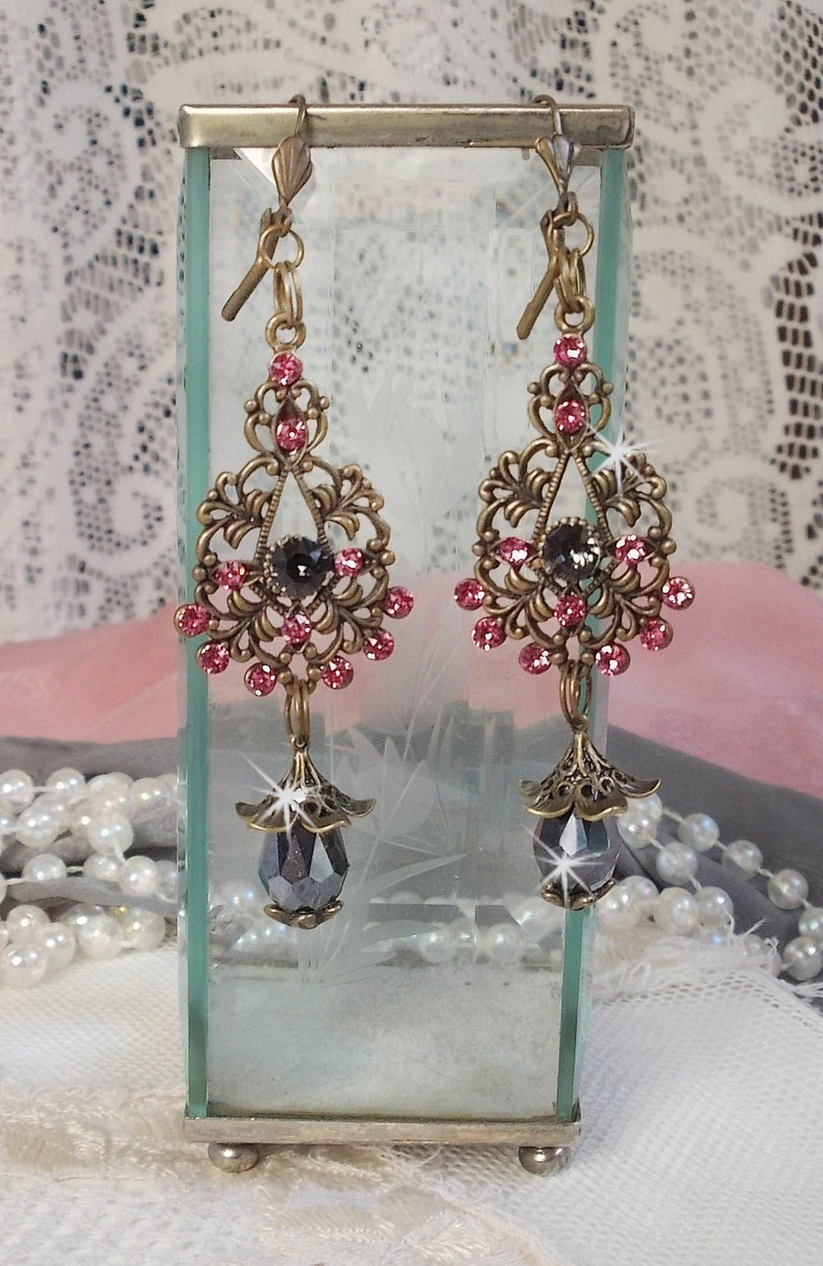 BO Irr&eacute;sistible Love Collection mit Swarovski-Kristallen auf filigranen bronzefarbenen Kronleuchtern montiert