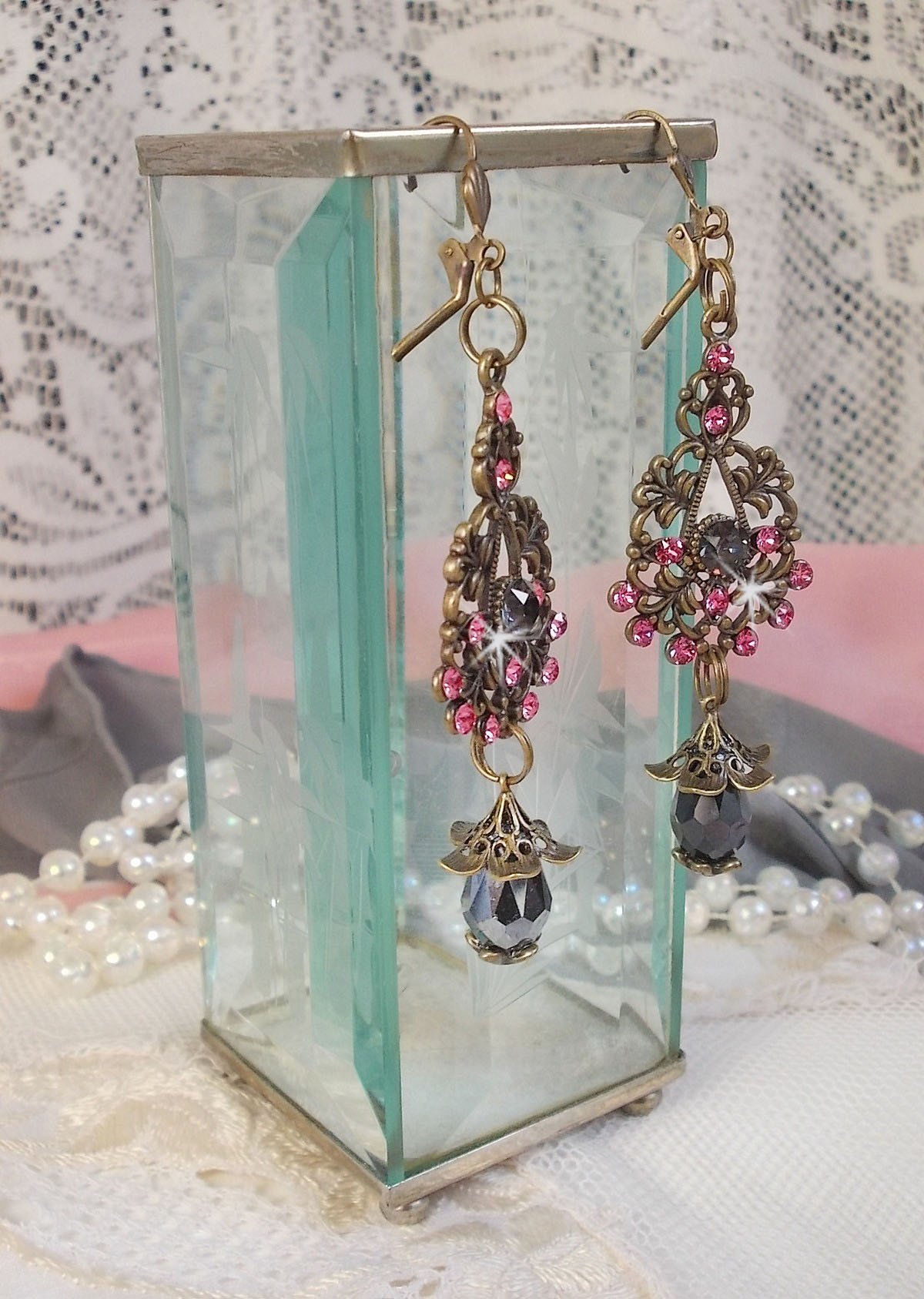 BO Irr&eacute;sistible Love Collection mit Swarovski-Kristallen auf filigranen bronzefarbenen Kronleuchtern montiert