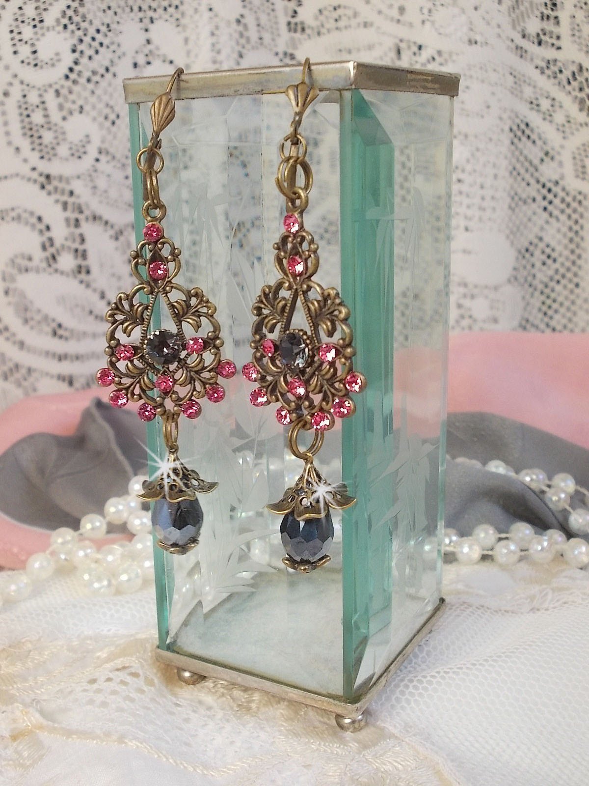 BO Irr&eacute;sistible Love Collection mit Swarovski-Kristallen auf filigranen bronzefarbenen Kronleuchtern montiert