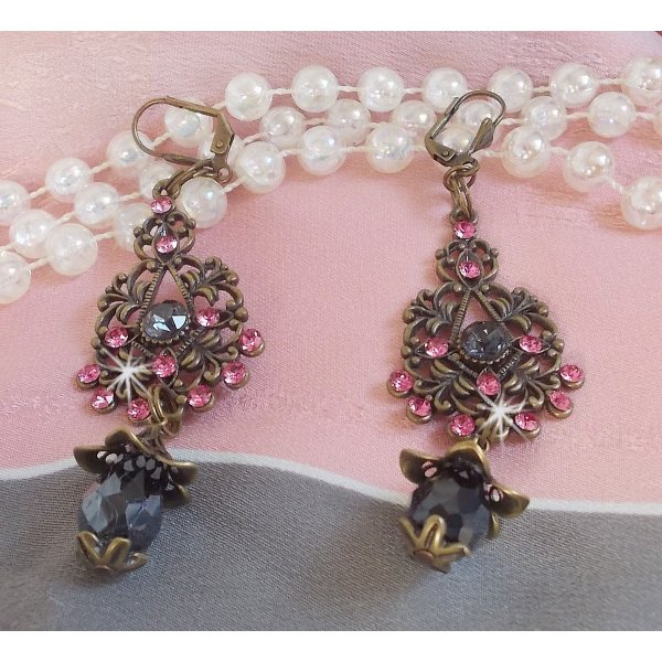 BO Irr&eacute;sistible Love Collection mit Swarovski-Kristallen auf filigranen bronzefarbenen Kronleuchtern montiert