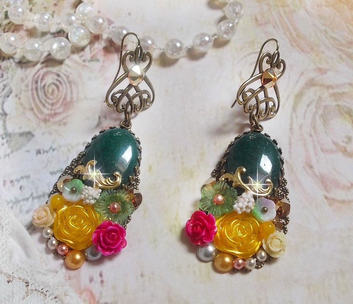 BO Jade Flowers kreiert mit ovalen Cabochons aus Malaysia-Jade, Swarovski-Kristallen, Harzperlen, Glasblumen mit hochwertigen Accessoires 