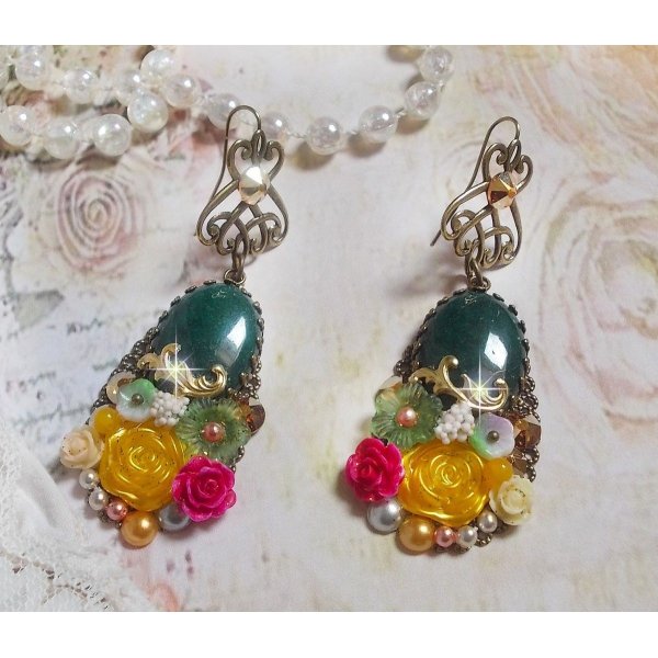 BO Jade Flowers kreiert mit ovalen Cabochons aus Malaysia-Jade, Swarovski-Kristallen, Harzperlen, Glasblumen mit hochwertigen Accessoires 
