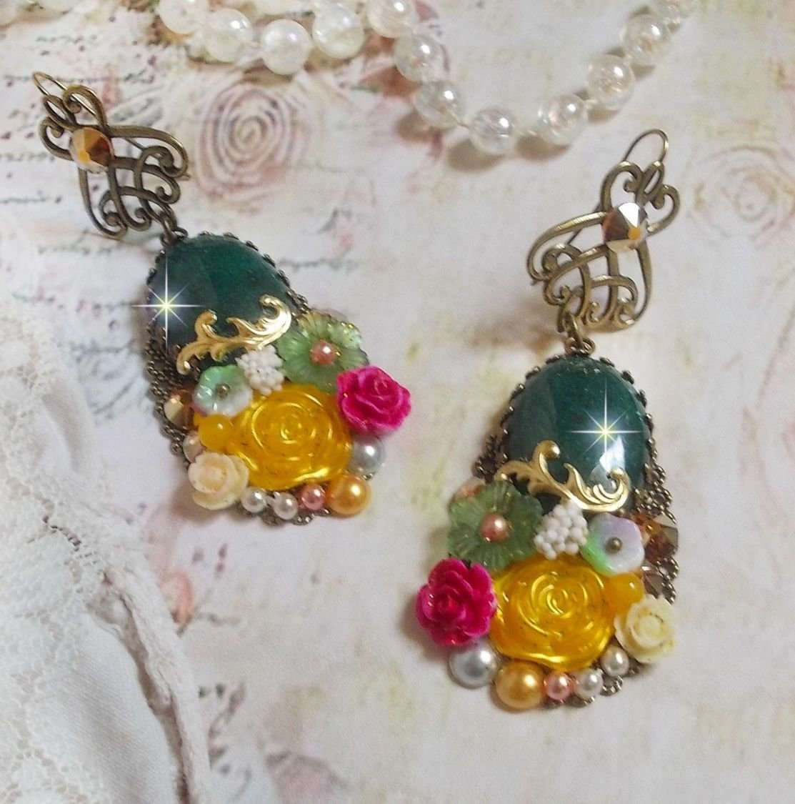 BO Jade Flowers kreiert mit ovalen Cabochons aus Malaysia-Jade, Swarovski-Kristallen, Harzperlen, Glasblumen mit hochwertigen Accessoires 