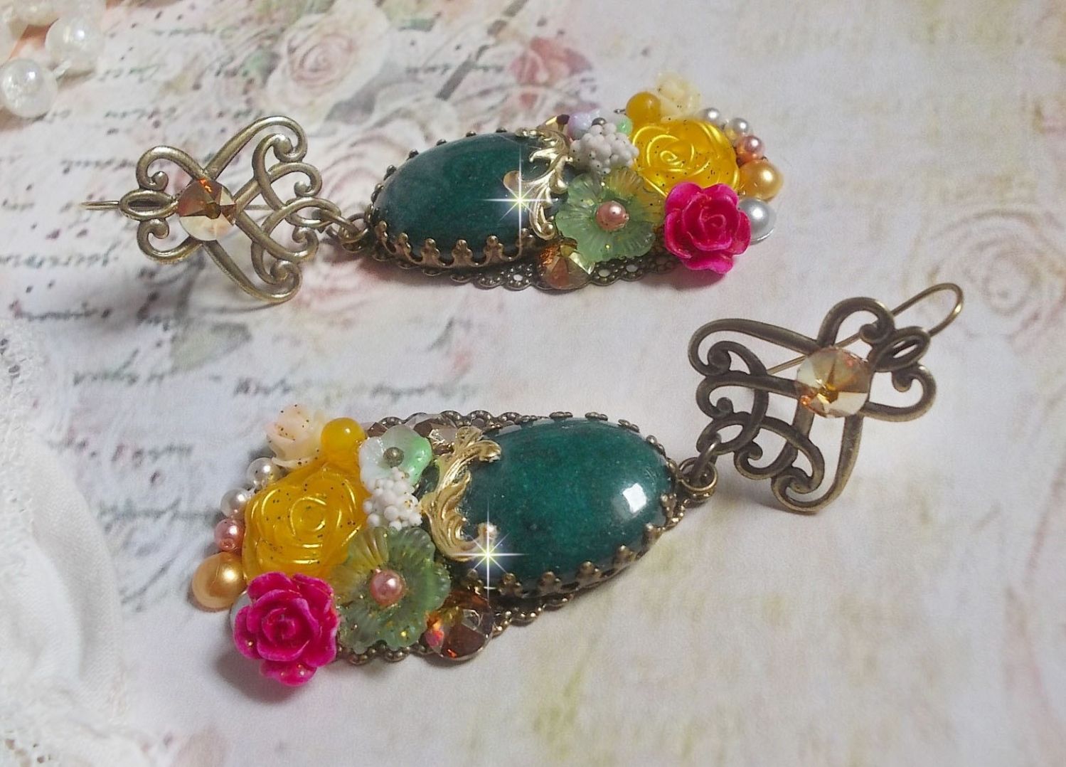 BO Jade Flowers kreiert mit ovalen Cabochons aus Malaysia-Jade, Swarovski-Kristallen, Harzperlen, Glasblumen mit hochwertigen Accessoires 