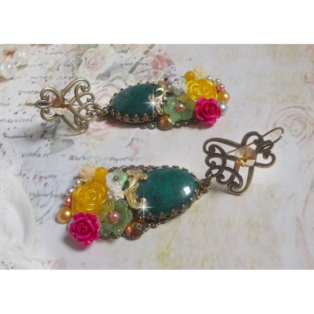 BO Jade Flowers kreiert mit ovalen Cabochons aus Malaysia-Jade, Swarovski-Kristallen, Harzperlen, Glasblumen mit hochwertigen Accessoires 