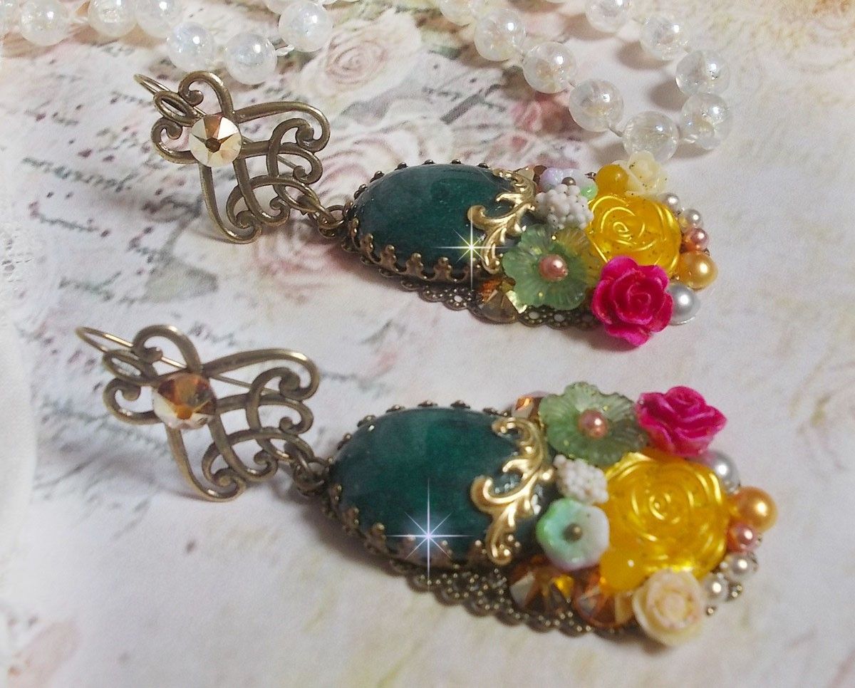 BO Jade Flowers kreiert mit ovalen Cabochons aus Malaysia-Jade, Swarovski-Kristallen, Harzperlen, Glasblumen mit hochwertigen Accessoires 