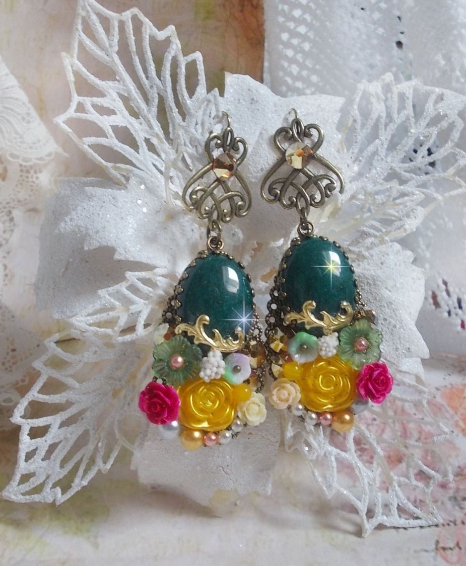 BO Jade Flowers kreiert mit ovalen Cabochons aus Malaysia-Jade, Swarovski-Kristallen, Harzperlen, Glasblumen mit hochwertigen Accessoires 