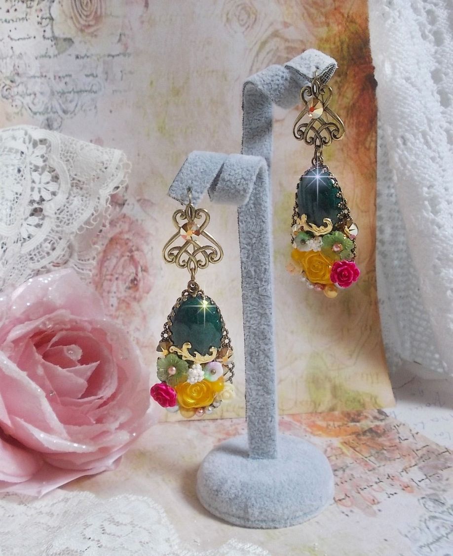 BO Jade Flowers kreiert mit ovalen Cabochons aus Malaysia-Jade, Swarovski-Kristallen, Harzperlen, Glasblumen mit hochwertigen Accessoires 