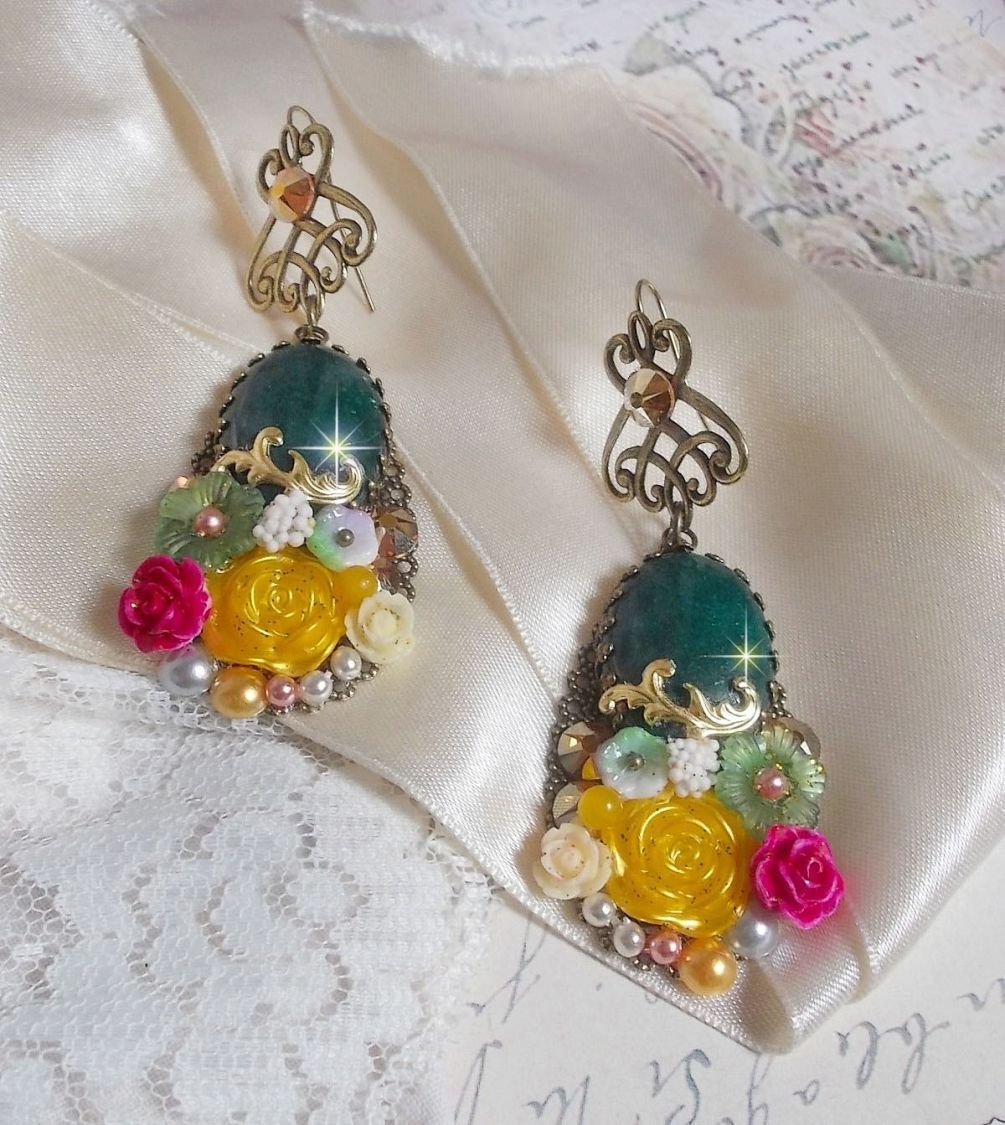 BO Jade Flowers kreiert mit ovalen Cabochons aus Malaysia-Jade, Swarovski-Kristallen, Harzperlen, Glasblumen mit hochwertigen Accessoires 