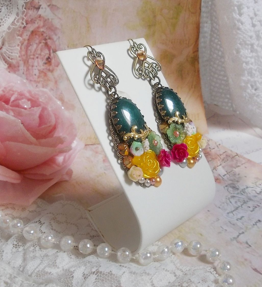 BO Jade Flowers kreiert mit ovalen Cabochons aus Malaysia-Jade, Swarovski-Kristallen, Harzperlen, Glasblumen mit hochwertigen Accessoires 