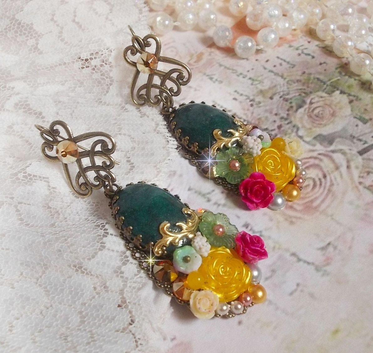 BO Jade Flowers kreiert mit ovalen Cabochons aus Malaysia-Jade, Swarovski-Kristallen, Harzperlen, Glasblumen mit hochwertigen Accessoires 