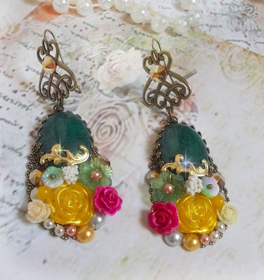 BO Jade Flowers kreiert mit ovalen Cabochons aus Malaysia-Jade, Swarovski-Kristallen, Harzperlen, Glasblumen mit hochwertigen Accessoires 