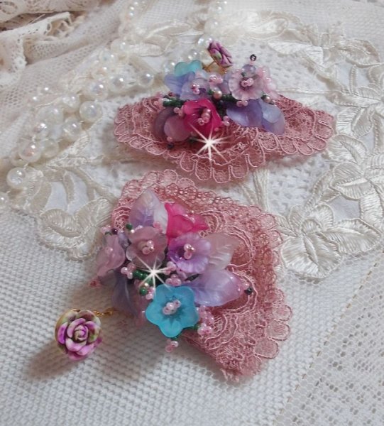 BO Jardin Po&eacute;tique brod&eacute;es sur une belle dentelle rose Antique avec des fleurs lucites et des rocailles