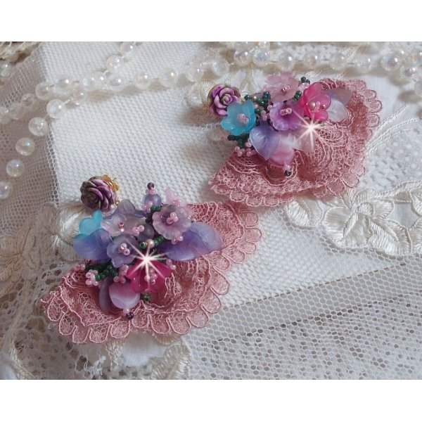 BO Jardin Po&eacute;tique brod&eacute;es sur une belle dentelle rose Antique avec des fleurs lucites et des rocailles