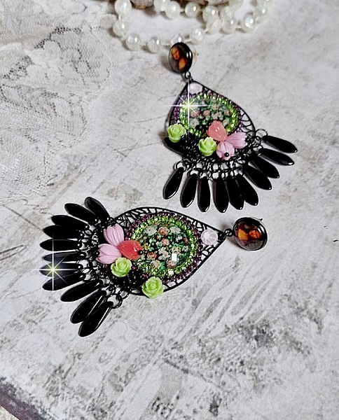 BO La Jocondine mont&eacute;es avec estampes, cabochons verre, dagues, perles r&eacute;sine et perles cristal Swarovski