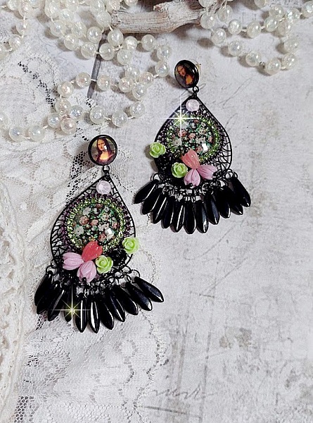 BO La Jocondine mont&eacute;es avec estampes, cabochons verre, dagues, perles r&eacute;sine et perles cristal Swarovski